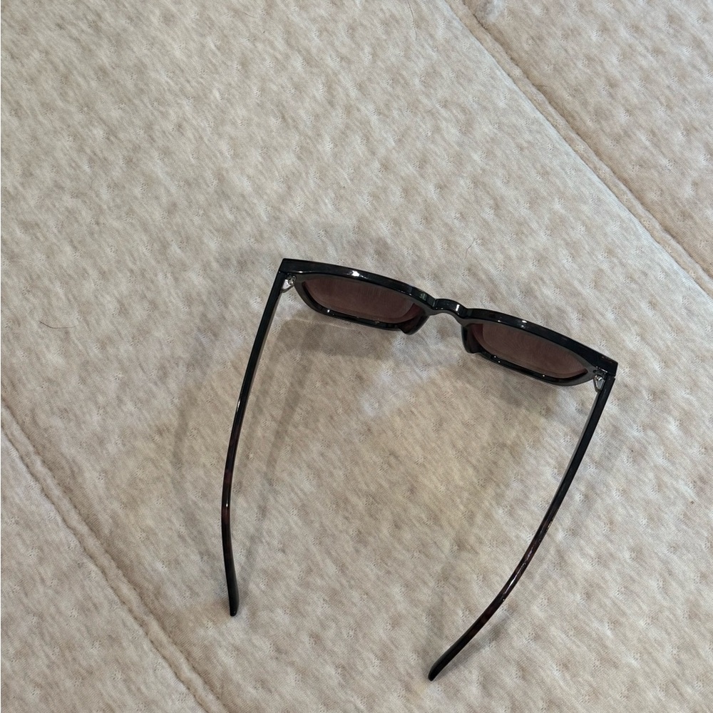 Jessica Simpson Tortoise Shell Sunglasses - Picture 6 of 6